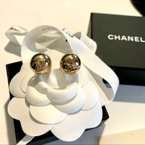 Chanel 21S gold metal earrings